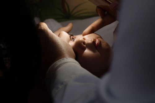 Con chết ngạt vì mẹ nghe lời hội nhóm nuôi trẻ trên mạng