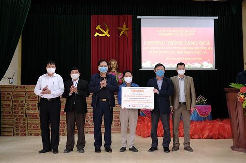 Báo Kinh tế & Đô thị trao quà ủng hộ chống dịch đến người dân xã Mỹ Lương, huyện Chương Mỹ