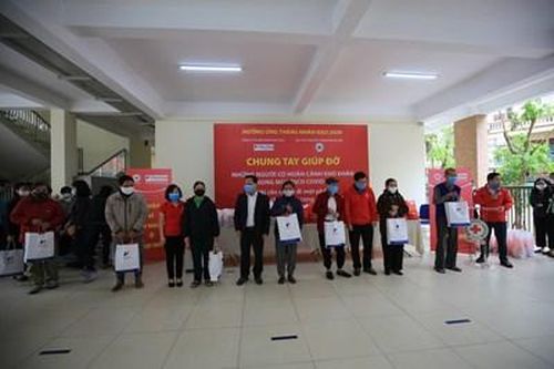 Chung tay giúp đỡ người có hoàn cảnh khó khăn trong dịch Covid-19