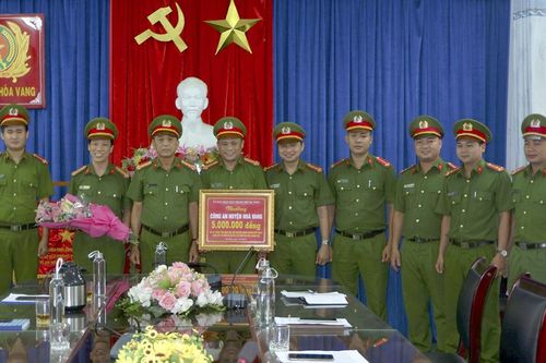 Khen thưởng CAH Hòa Vang về thành tích khám phá nhanh vụ án trộm cắp tài sản