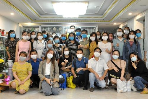 Những 'thiên thần áo trắng' được trở về nhà sau gần 50 ngày đẩy đuổi virus SARS-CoV-2