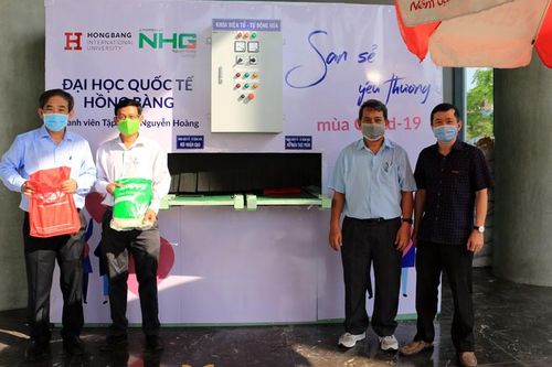 Đại học HIU trao 7 tấn gạo và 1.400 phần quà cho người dân gặp khó khăn trong dịch Covid-19