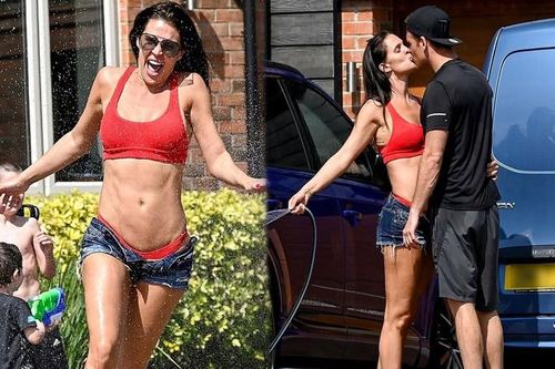 Cựu Hoa hậu Anh mặc bikini rửa xe, hết nghịch nước với con lại ôm hôn chồng