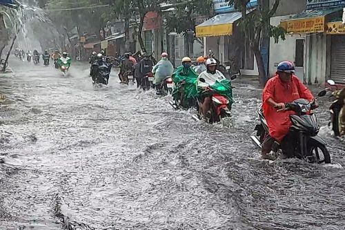 Mưa lớn chiều cuối tuần, người Sài Gòn bì bõm lội nước về nhà