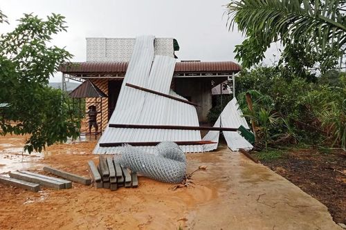 Lốc xoáy bất ngờ thổi bay hàng chục mái nhà ở Lâm Đồng