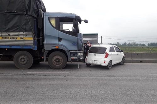 Xe con va chạm xe tải, văng xa gần 30m trên Quốc lộ 1A