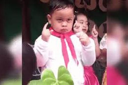 Cả lớp biểu diễn văn nghệ nhưng biểu cảm của bé trai này mới khiến mọi người 'phát sốt'