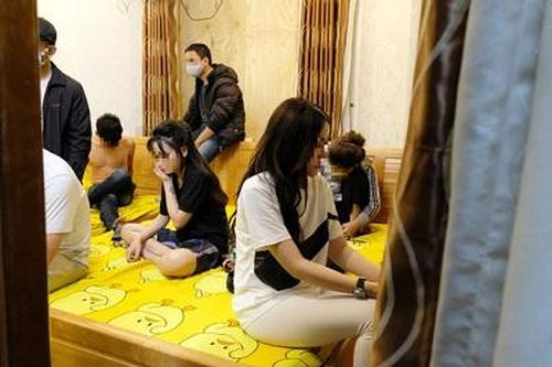 Lâm Đồng: Bắt quả tang 11 'nam thanh nữ tú' đang phê ma túy