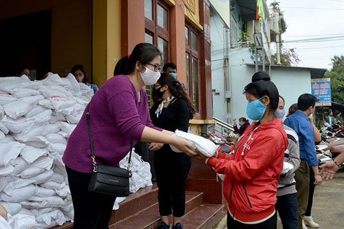 Phát 6,7 tấn gạo cho người dân gặp khó khăn trong dịch Covid -19