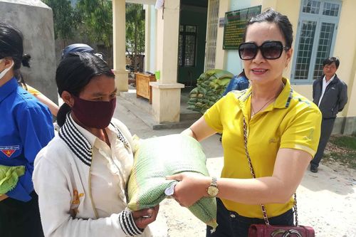 Tặng 100 suất quà cho hộ nghèo làng Đê Btưk