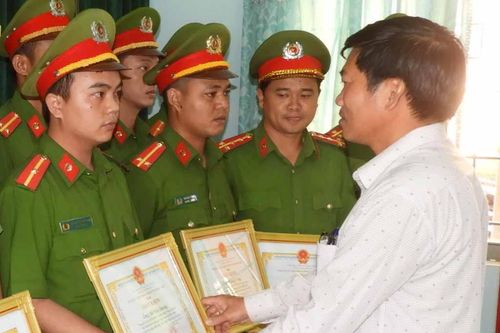 Khen thưởng đột xuất thành tích triệt phá sới gà
