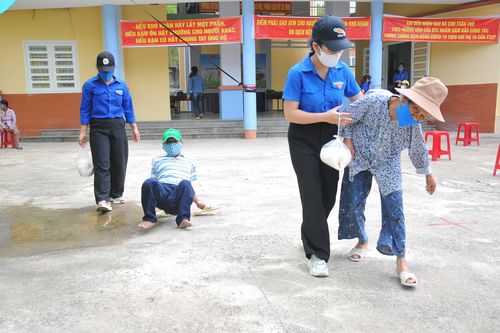 Hỗ trợ gạo cho người nghèo, người gặp khó khăn do dịch bệnh trên địa bàn huyện Khánh Vĩnh