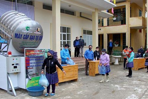 Hơn 3,3 tấn gạo đến với các hộ khó khăn huyện Si Ma Cai
