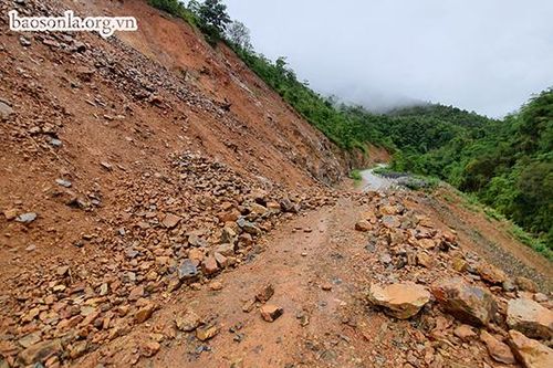 Toàn tỉnh: Hơn 830 vị trí trên các tuyến giao thông bị sạt lở do mưa lũ