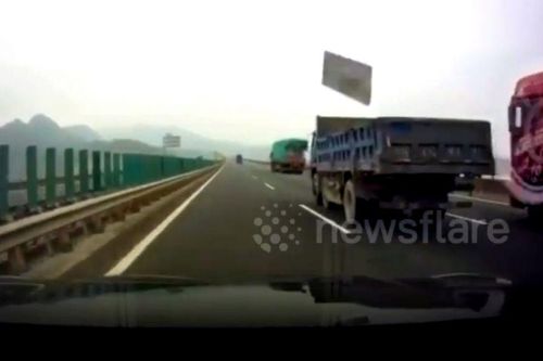 Tài xế Porsche kinh hãi nhìn 'vật thể lạ' bay như tên bắn vào kính chắn gió