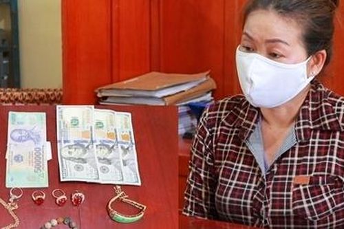 Nữ giúp việc trộm vàng, nhẫn kim cương của chủ nhà