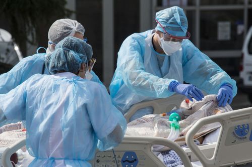 Đại dịch COVID-19 ngày 25/4: Anh thử nghiệm huyết tương chữa COVID-19