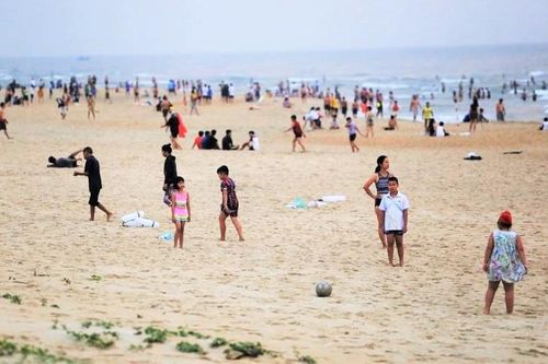Xuống nhóm nguy cơ thấp, Quảng Nam vẫn tiếp tục cấm tắm biển