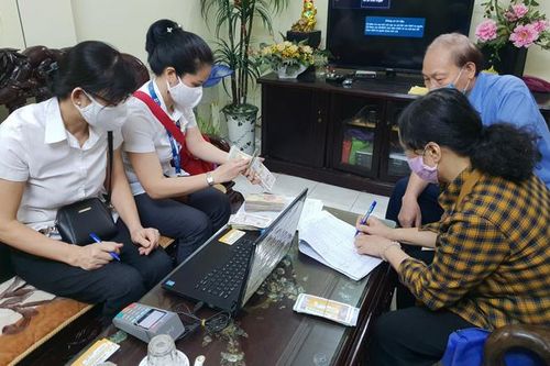 Hà Nội hoàn thành việc chi trả lương hưu, trợ cấp tại nhà cho 90% số người thụ hưởng
