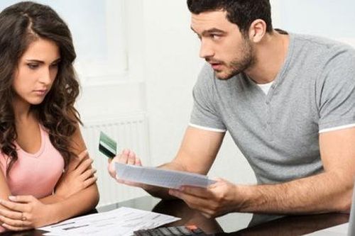 8 sai lầm trong chi tiêu khiến cặp vợ chồng trẻ ví lúc nào cũng rỗng tuếch