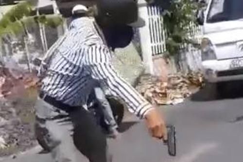 Người đàn ông cầm súng nhựa đe dọa tài xế sau va chạm giao thông