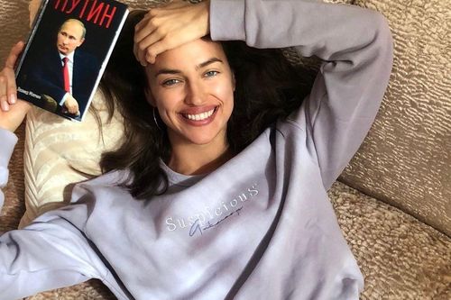 Siêu mẫu Irina Shayk đọc sách về Tổng thống Putin
