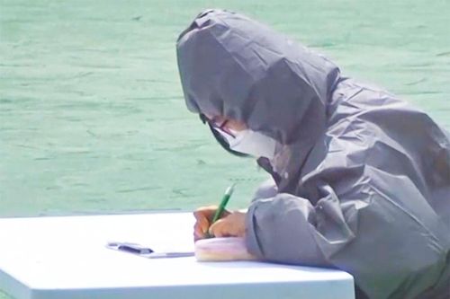 Thí sinh làm bài thi ngoài trời, ngồi cách nhau hơn 3 m