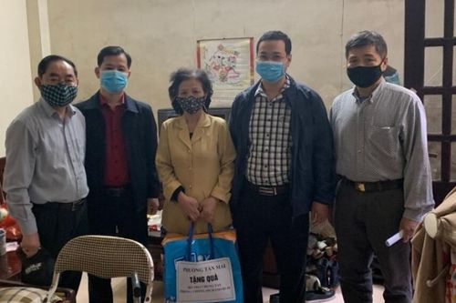 Quận Hoàng Mai tích cực chăm lo đời sống người dân bị ảnh hưởng bởi dịch Covid-19