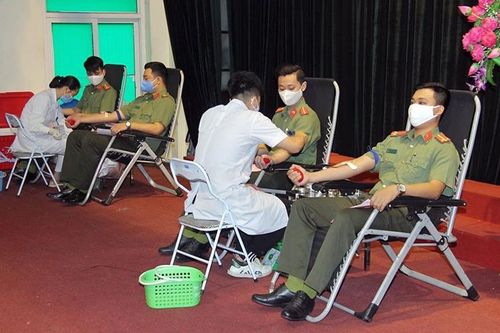 Những giọt máu nghĩa tình của người lính Công an nhân dân