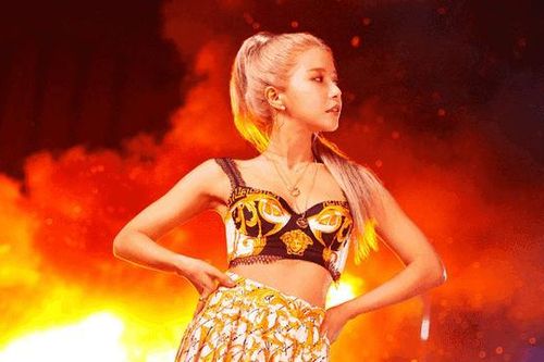 Hết cạo trọc đầu lại mặc váy nhựa trong suốt, Solar (Mamamoo) khiến khán giả ngán ngẩm