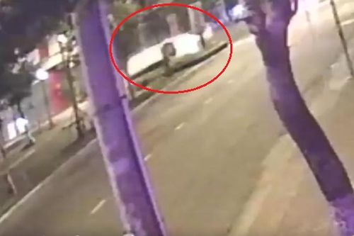 Va chạm mạnh tại ngã tư, ô tô ngửa bụng trượt dài trên đường