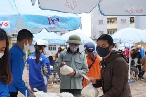 Hà Nội: Những túi gạo thấm đẫm tình người trong mùa dịch Covid-19