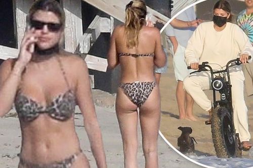 Sofia Richie diện bikini tắm biển cùng bạn trai hơn 15 tuổi giữa dịch COVID-19