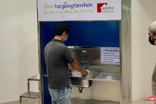 Thêm nhiều máy 'ATM gạo' giúp người nghèo các tỉnh vượt dịch COVID-19