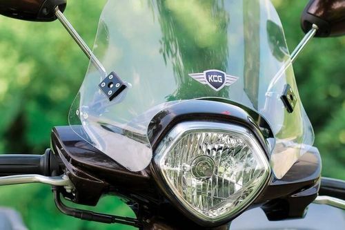 Kính chắn gió xe máy, lợi và hại?