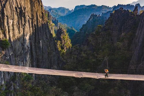 Trải nghiệm du lịch lơ lửng trên những vách núi đá vôi ở Lào