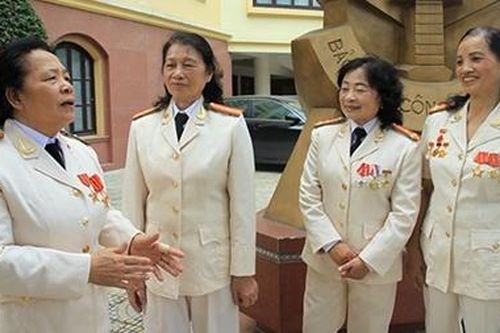 Những 'bông hồng thép' nơi tuyến lửa