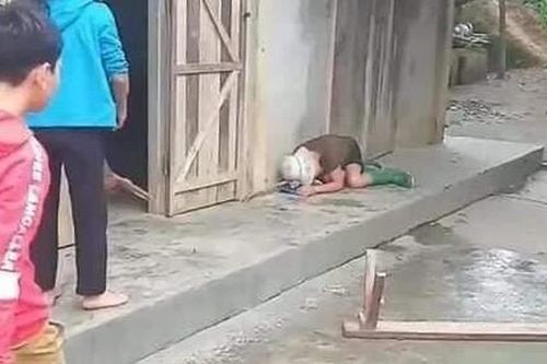 Con trai say rượu cầm ghế đánh mẹ bất tỉnh