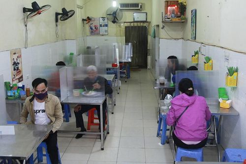 Quán ăn ở Hà Nội lắp vách ngăn giọt bắn để phòng dịch Covid-19