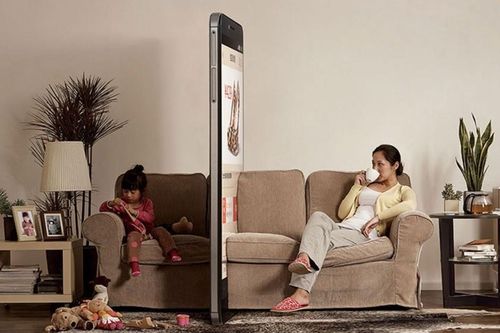 Cha mẹ lướt điện thoại lại trách con lười đọc sách