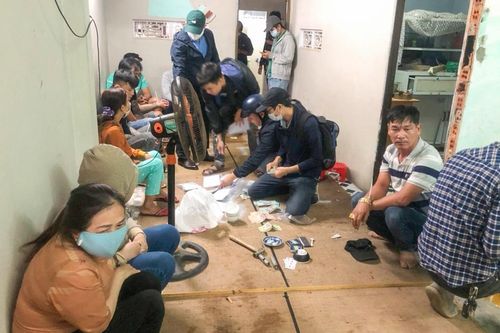 Bắt quả tang 16 người đánh bạc