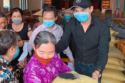 Minh Luân về miền Tây phát 4,5 tấn gạo