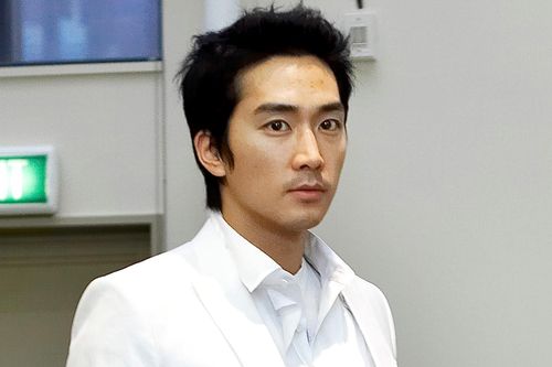 Song Seung Hun bị chỉ trích vì đi mua sắm không đeo khẩu trang
