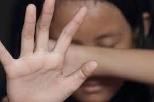 2 cô gái ngủ say trong phòng trọ bị người đàn ông lột quần áo dâm ô