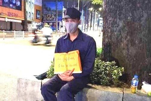 Người cha cầm bảng, xin tiền nuôi con ở TP.HCM vì mất việc