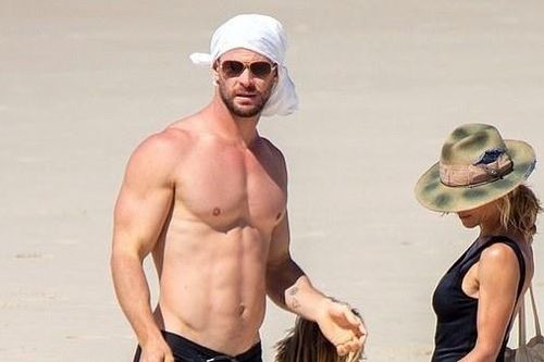 Tài tử Chris Hemsworth khoe cơ bụng 6 múi