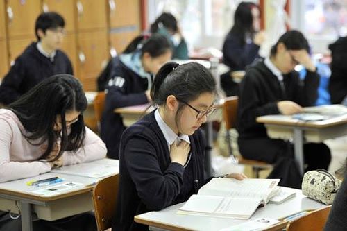 Hàn Quốc xem xét cho học sinh đi học trở lại