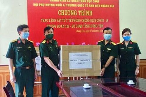 Trao vật tư y tế tặng Trung đoàn 126, Bộ CHQS tỉnh Hưng Yên