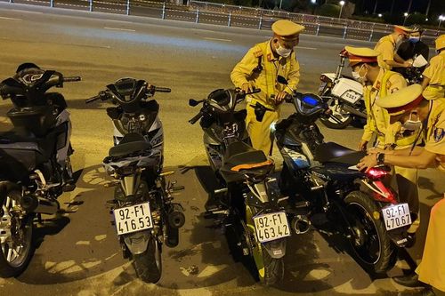 Xuyên đêm tuần tra, chốt chặn chống 'quái xế'