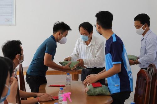 Trường ĐH Trà Vinh tặng quà cho du học sinh Campuchia